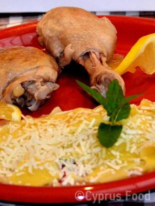 Τουμάτσια με κοτόπουλο. Συνταγή από τον Άγιο Αμβρόσιο Κερύνειας (Μαγειρεύω Κυπριακά 2013). &lt;br/&gt; Πηγή: Στάλω Λαζάρου.