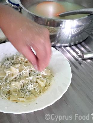 Πασπαλίζουμε με τρίμμα χαλουμιού (Μαγειρεύω Κυπριακά 2015). &lt;br/&gt; Πηγή: Στάλω Λαζάρου.