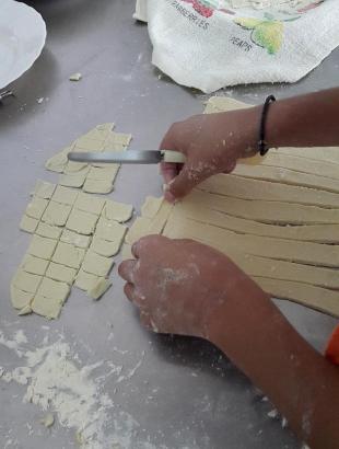 Κόβουμε το φύλλο για τα τουμάτσια σε τετράγωνα κομμάτια (Μαγειρεύω Κυπριακά 2015). &lt;br/&gt; Πηγή: Στάλω Λαζάρου.