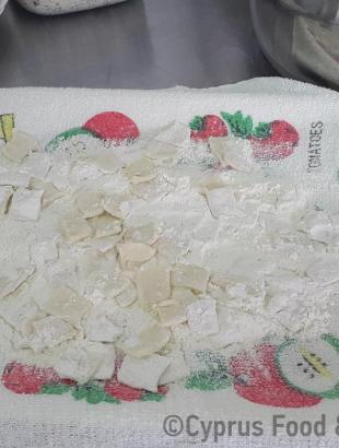 Τοποθετούμε τα κομμένα τουμάτσια σε δίσκο με αλεύρι (Μαγειρεύω Κυπριακά 2015). &lt;br/&gt; Πηγή: Στάλω Λαζάρου.