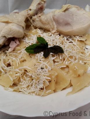 Σερβίρουμε με κοτόπουλο (Μαγειρεύω Κυπριακά 2015). &lt;br/&gt; Πηγή: Στάλω Λαζάρου.