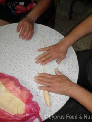 Παίρνουμε μικρά κομματάκια από το ζυμάρι και πλάθουμε σε λεπτά και μακριά ραβδάκια. &lt;br/&gt; Πηγή: Ζηνοβία Χαραλάμπους.