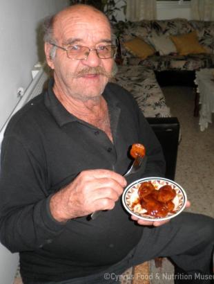 Σερβίρουμε! &lt;br/&gt; Πηγή: Ζηνοβία Χαραλάμπους.