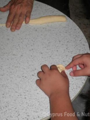 Στριφογυρίζουμε το κάθε ραβάκι σαν κοχλία. &lt;br/&gt; Πηγή: Ζηνοβία Χαραλάμπους.