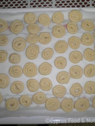 Πλάθουμε τα κουλουράκια . &lt;br/&gt; Πηγή: Ζηνοβία Χαραλάμπους.