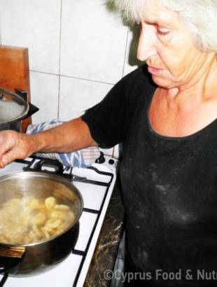 Ψήνουμε τα κουλουράκια σε ζεστό νερό. &lt;br/&gt; Πηγή: Ζηνοβία Χαραλάμπους.