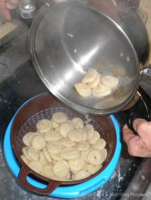 Μετά το ψήσιμο, τα σουρώνουμε για να στραγγίσουν. &lt;br/&gt; Πηγή: Ζηνοβία Χαραλάμπους.