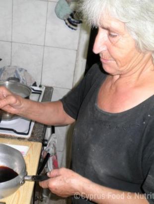 Βάζουμε έχημα σε μια κατσαρόλα και το βάζουμε στη φωτιά να βράσει. &lt;br/&gt; Πηγή: Ζηνοβία Χαραλάμπους.