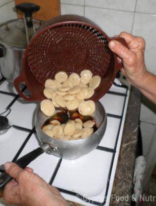 Βάζουμε τα ψημένα κουλουράκια στο έψημα . &lt;br/&gt; Πηγή: Ζηνοβία Χαραλάμπους.