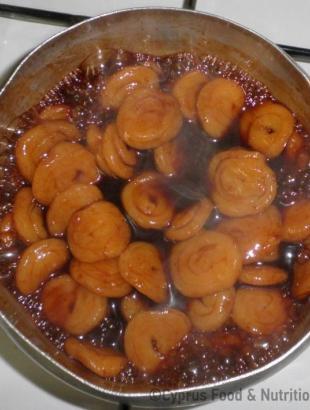 Αφήνουμε τα κουλουράκια στο έψημα, μέχρι να κοχλάσουν.&lt;br/&gt; Πηγή: Ζηνοβία Χαραλάμπους.