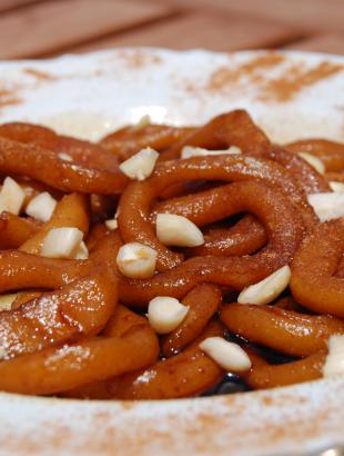 Τερτζιελλούθκια, σερβιρισμένα με αμύγδαλα. &lt;br/&gt; Κυθραιώτου 2013, 65.