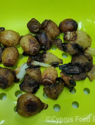 Τηγανισμένα κρεμμύδια, από την ετοιμασία του καουρμά Μαραθάσας (Μαγειρεύω Κυπριακά 2015).