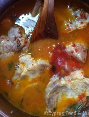 Ψήσιμο του καουρμά. Από τη συμμετοχή της Άντριας Λεωνίδου στο διαγωνισμό Μαγειρεύω Κυπριακά 2013.