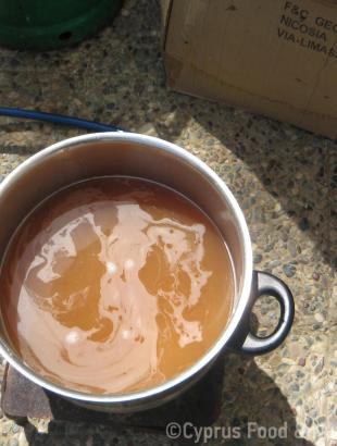 Μουστάρι (μούστος).