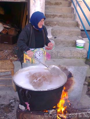 Βράσιμο του μουσταριού σε χαρτζί, παραδοσιακό καζάνι.