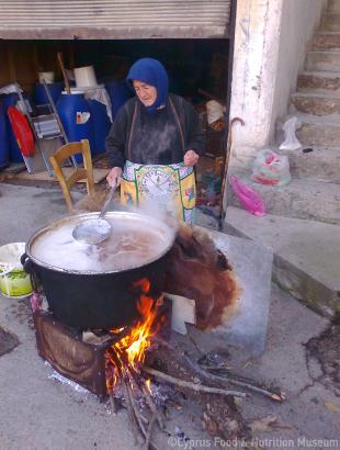 Βράσιμο του μουσταριού σε χαρτζί, παραδοσιακό καζάνι.