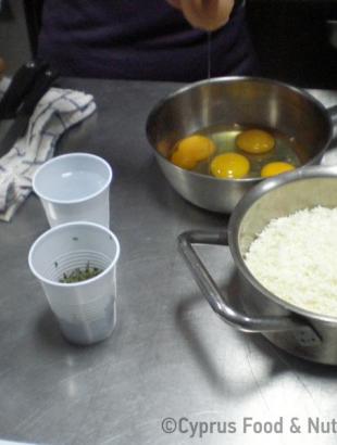 Τα υλικά για τον καϊκανά: αυγά, χαλλούμι, έψημα και ξηρός δυόσμος. &lt;br/&gt; Πηγή: Κατερίνα Λαζάρου. Λευκωσία 28/2/14.