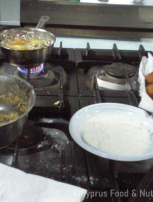 Τηγάνισμα του καϊκανά. &lt;br/&gt; Πηγή: Κατερίνα Λαζάρου, Λευκωσία 28/2/14.