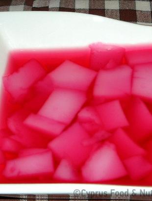 Το μαχαλλεπί σερβίρεται σε κομμάτια, μέσα σε αραιωμένο σκουώς τριανταφύλλου (Μαγειρεύω Κυπριακά 2014). &lt;br/&gt; Πηγή: Στάλω Λαζάρου.