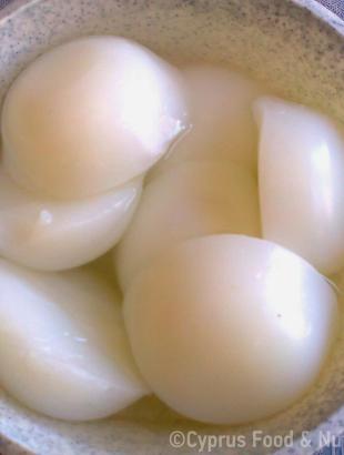 Μαχαλλεπί. Όταν κρυώσει και πήξει, αδειάζεται σε λεκάνη με νερό. &lt;br/&gt; Πηγή: Στάλω Λαζάρου.