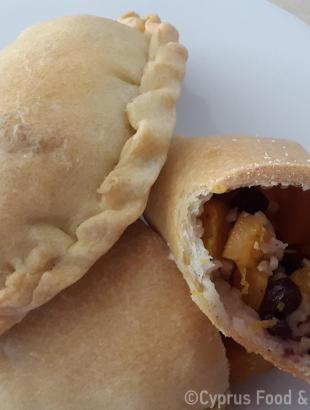 Κολοκοτές. Διακρίνεται η γέμιση με κόκκινο κολοκύθι, πλιγούρι και σταφίδες. &lt;br/&gt; Πηγή: Στάλω Λαζάρου.