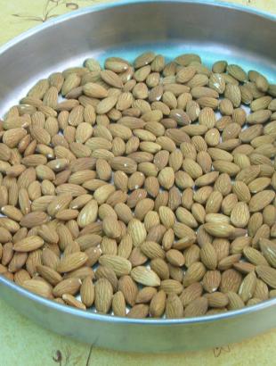 1. Καβουρδίζουμε τα αμύγδαλα.