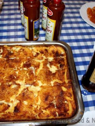 Μακαρόνια του φούρνου, σερβιρισμένα σε τραπέζι για γεύμα. Πέρα Ορεινής, 2014.