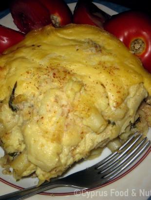 Φρεσκοψημένα μακαρόνια του φούρνου, σερβιρισμένα με ντομάτα.