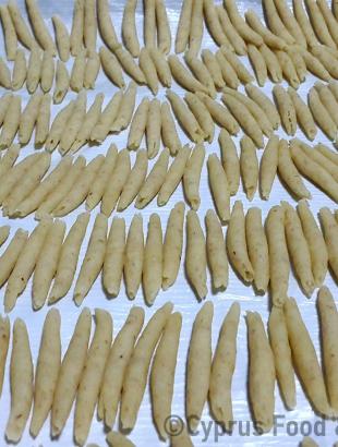 Μακαρόνια τρυπητά. Αθηαίνου. &lt;br/&gt; Πηγή: Στάλω Λαζάρου.