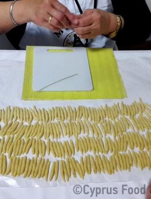 Μακαρόνια τρυπητά. Πίσω διακρίνεται το σκλινίτζι. Αθηαίνου. &lt;br/&gt; Πηγή: Στάλω Λαζάρου.