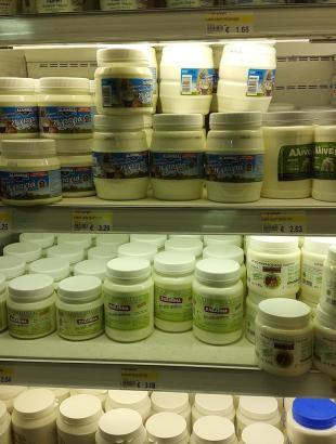 Γιαούρτια προς πώληση σε υπεραγορά.
