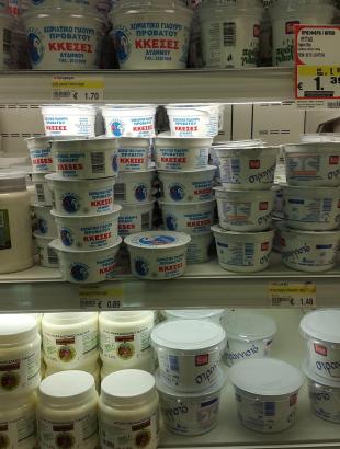 Γιαούρτια προς πώληση σε υπεραγορά.