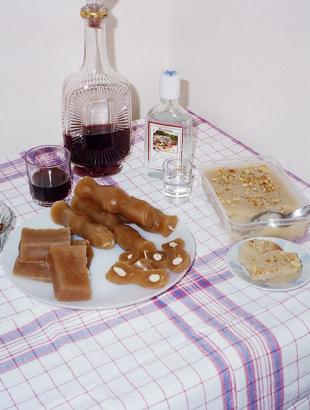 Τα κκιοφτέρκα και τα υπόλοιπα γλυκά του μούστου αποτελούν εδέσματα συνοδευτικά της ζιβανίας και του κρασιού.