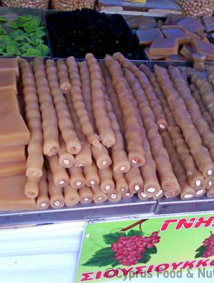 Γλυκά του μούστου σε υπαίθρια αγορά πανηγυριού.