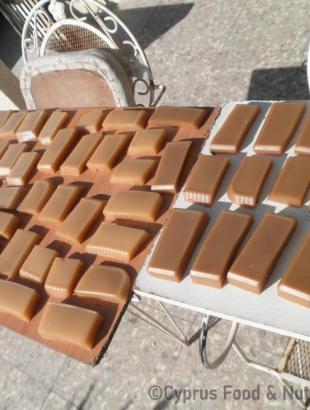 2. Τα αφήνουμε στον ήλιο λίγες μέρες, μέχρι να αποξηρανθούν.