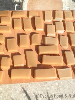 1. Κόβουμε τον παλουζέ σε ορθογώνιου σχήματος κομμάτια.