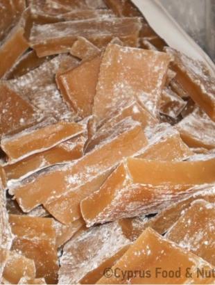 3. Όταν αποξηρανθούν τα πασπαλίζουμε με αλεύρι.