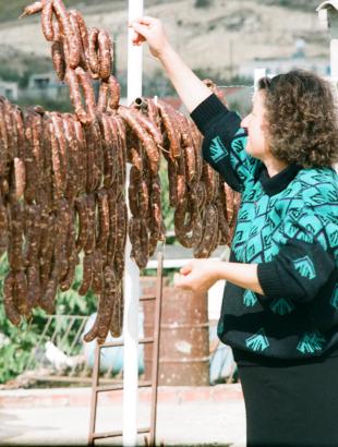 Σχοινιά λουκάνικα κρεμασμένα στον ήλιο για αποξήρανση.