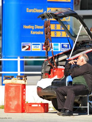 Πώληση από πλανοδιοπώλη, με παλιού τύπου ζυγαριά.