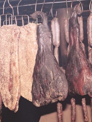 Κυπριακά παραδοσιακά αλλαντικά: λούντζα, ποσυρτή, χοιρομέρι και λουκάνικα.