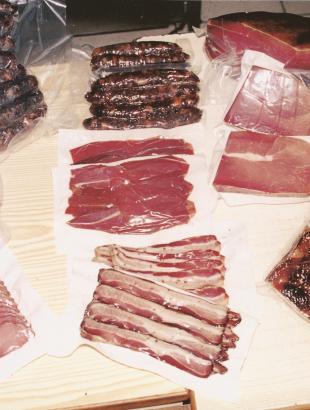 Συσκευασμένα παραδοσιακά αλλαντικά.