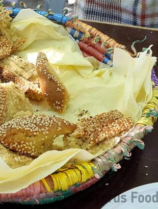 Σησαμωτά, κομμένα για σερβίρισμα. Κυπερούντα.