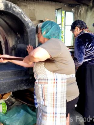 Ξεφούρνισμα σησαμωτών από παραδοσιακό φούρνο, Κυπερούντα.