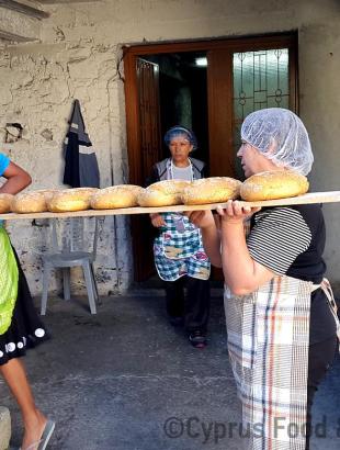 Ξεφούρνισμα σησαμωτών από παραδοσιακό φούρνο, Κυπερούντα.