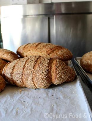 Ψωμία σησαμωτά.