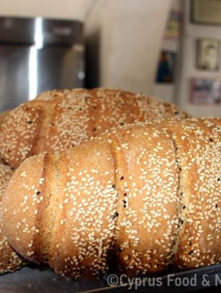 Σησαμωτά ψωμιά.