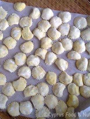 Ραβιόλες ωμές σε δίσκο. &lt;br/&gt; Πηγή: Στάλω Λαζάρου.