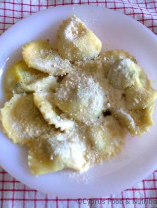 Ραβιόλες με τρίμμα χαλουμιού. &lt;br/&gt; Πηγή: Στάλω Λαζάρου.