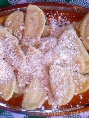 Ραβιόλες με τρίμμα χαλουμιού. &lt;br/&gt; Πηγή: Στάλω Λαζάρου.