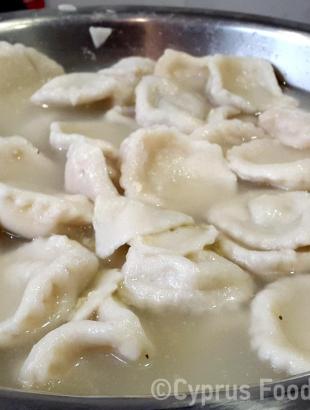 Ψήσιμο ραβιόλων. &lt;br/&gt; Πηγή: Στάλω Λαζάρου.